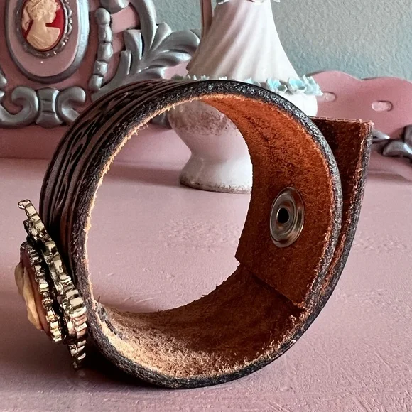 Vintage cameo handmade leather bracelet jewelry - Picture 5 of 6